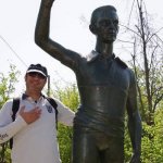 Toccare il pantaloncino alla Statua di Fausto Coppi porta fortuna