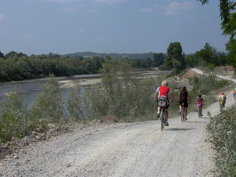 Bicistaffetta FIAB Federazione Italiana Amici della Bicicletta sul percorso AIDA