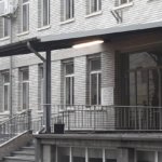 La luce dimenticata accesa nella scuola chiusa