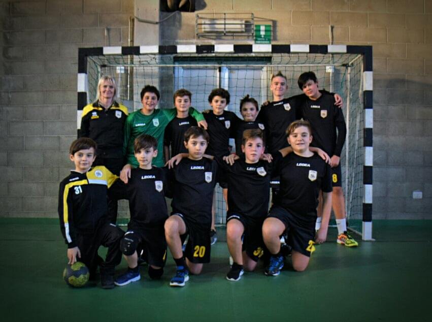 La formazione under 13 dei leoni pallamano tortona a Cavour