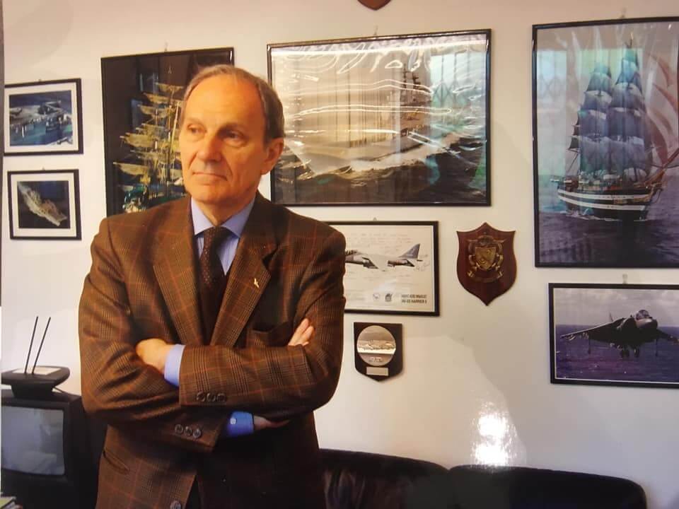 Una delle foto che ritraggono il dott. Franco Levati oggi in possesso della biblioteca di Tortona