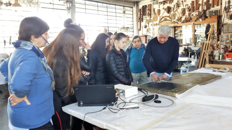 Enzo Basiglio al lavoro nell'atelier di Gabbantichità