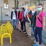 Il significato della panchina gialla Helpis contro il bullismo a Casalnoceto, la prima in Piemonte