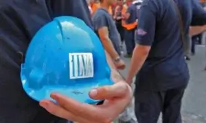 Ex Ilva, cresce la protesta: occupato e poi liberato l’aeroporto di Genova. Mercoledì il tavolo di crisi in Piemonte
